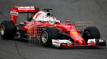 Vettel subito davanti... con le griglie