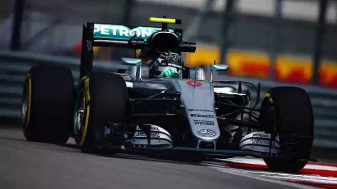 Rosberg domina, Vettel a un secondo