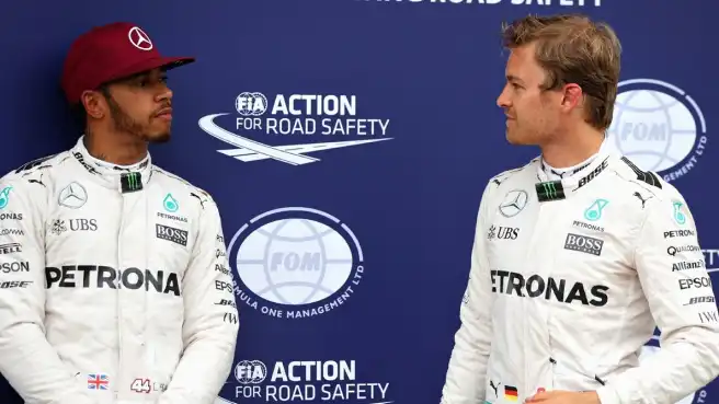 Pole di Hamilton: inizia la caccia a Rosberg