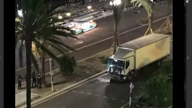 Attentato a Nizza, camion sulla folla