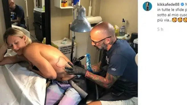 La Pellegrini che si tatua manda in estasi i suoi fans
