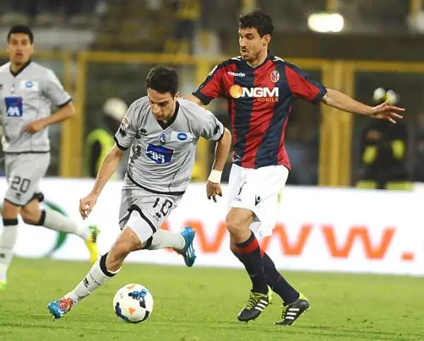 Grazie alle reti di De Luca ed Estigarribia, a Bologna l'Atalanta ottiene la sesta vittoria consecutiva. Un traguardo incredibile: non era mai accaduto nella storia della Dea.