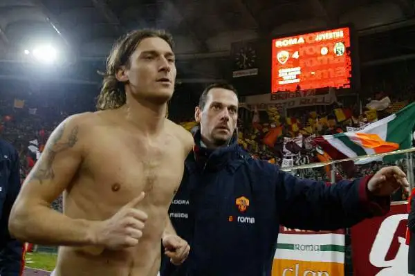 Il simbolo della Roma, Francesco Totti, figura al settimo posto. Il suo fisico, i suoi occhi chiari e i suoi capelli (lunghi o corti che fossero) hanno sempre affascinato.