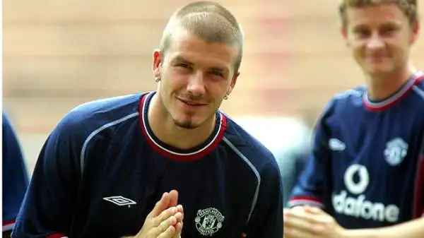 Solo nono posto per David Beckham, lo 'Spice Boy' che, oltre alle abilità sul campo, rappresentava 'un’icona della moda che ha incantato anche gli avversari'.