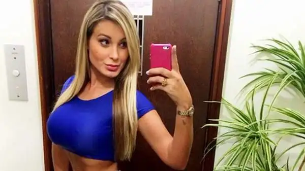 Andressa Urach avvisa tutte le rivali. Al Mondiale nessuna potrà competere con lei in quanto a bellezza.
