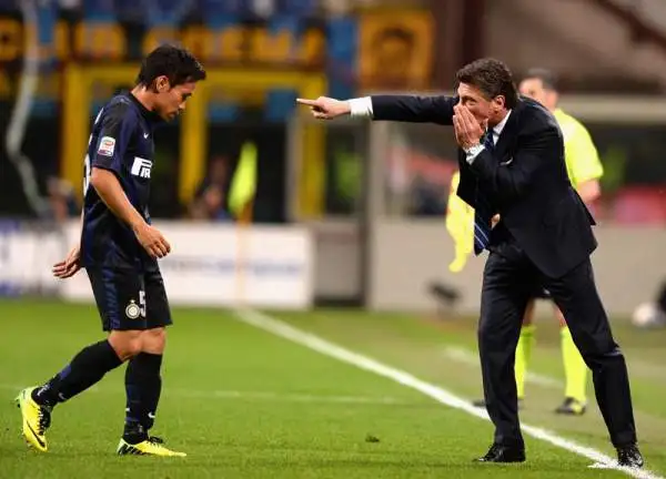 Mazzarri-Benitez, niente scherzi da ex. Termina 0-0 l'anticipo del Meazza tra Inter e Napoli. Palo di Inler, paura per Higuain.
