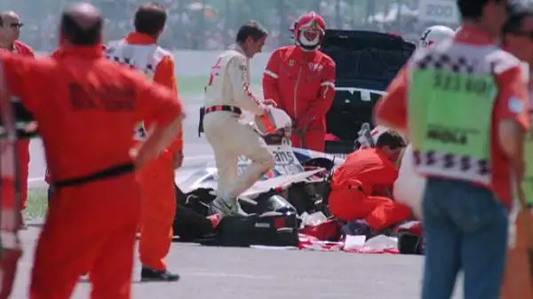 Come fece sapere il primario dell'Ospedale, Maria Teresa Fiandri, il pilota perse molto sangue. Era stata lesa l'arteria temporale, ma non c'erano altri traumi evidenti. Senna aveva un aspetto sereno.