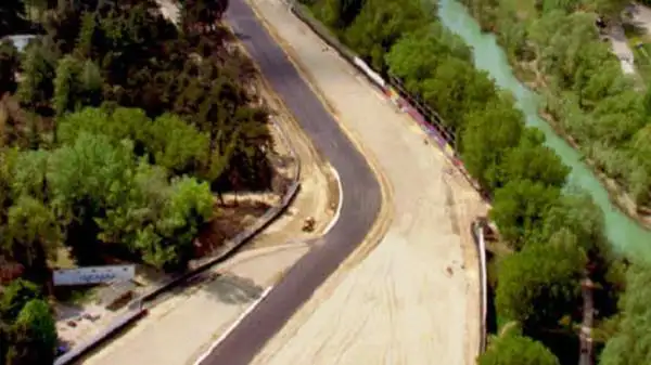 La corsa quindi riprese, ma al quinto giro, alle 14.17 il piantone dello sterzo della Williams cedette e la Williams di Senna andò dritta alla curva del Tamburello.
