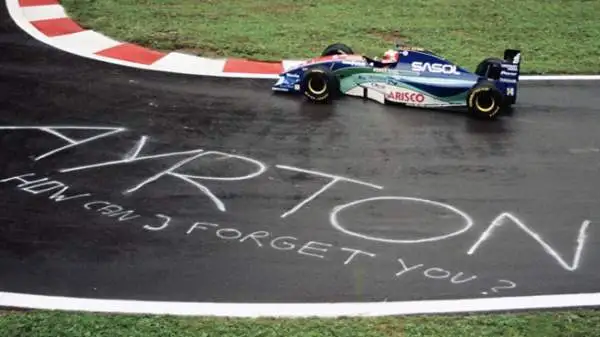 Venerdì la prima brutta sorpresa: il 21enne Rubens Barrichello, erede e amico di Ayrton, decollò alla Variante Bassa e si schiantò contro le barriere. Naso rotto, una costola incrinata e tanta paura.