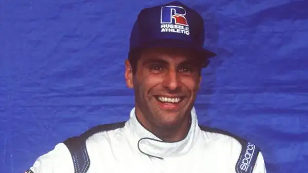 L'indomani il destino fu decisamente meno clemente con lo sfortunato Roland Ratzenberger, 33enne austriaco giunto alla modesta Simtek dopo anni di gavetta.