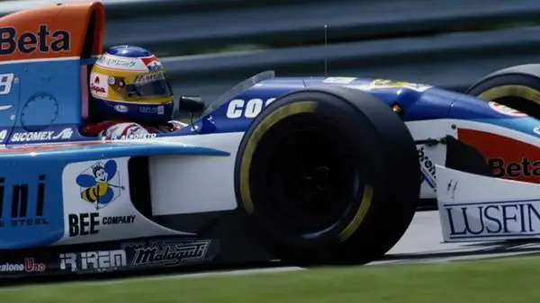 Incredibilmente la corsa proseguì, non senza un altro episodio drammatico. La Minardi di Alboreto ai box perse una gomma che travolse tre meccanici della Ferrari, uno della Lotus e uno della Benetton.