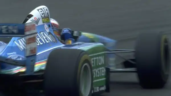 Ma anche la domenica iniziò con un incidente: la Benetton di Lehto non partì, la Lotus di Lamy la centrò in pieno. Una gomma venne sbalzata sugli spalti e colpì uno spettatore che finì in coma.