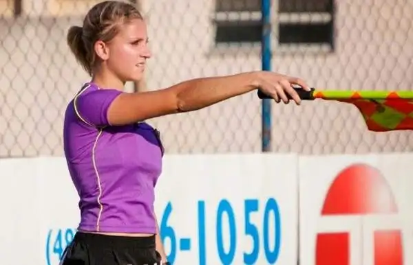 La bella Maira, 25 anni, oltre a lavorare come assistente arbitrale nel Campeonato Catarinense, è personal trainer e istruttrice di Zumba.