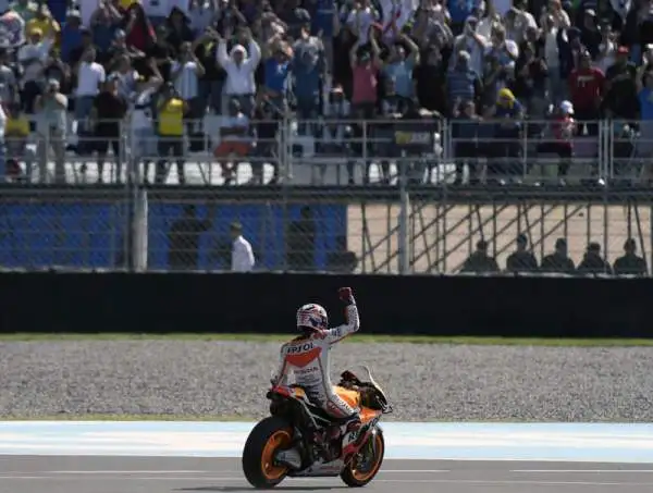 In Argentina Marquez cala il tris. Il campione del mondo vince ancora. Alle sue spalle Pedrosa beffa Lorenzo. Valentino Rossi quarto, Iannone sesto.