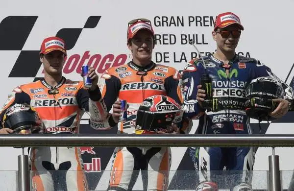 In Argentina Marquez cala il tris. Il campione del mondo vince ancora. Alle sue spalle Pedrosa beffa Lorenzo. Valentino Rossi quarto, Iannone sesto.