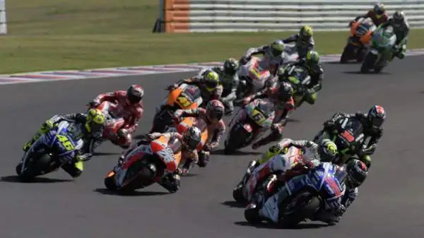 In Argentina Marquez cala il tris. Il campione del mondo vince ancora. Alle sue spalle Pedrosa beffa Lorenzo. Valentino Rossi quarto, Iannone sesto.