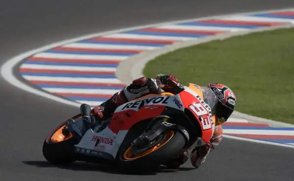 In Argentina Marquez cala il tris. Il campione del mondo vince ancora. Alle sue spalle Pedrosa beffa Lorenzo. Valentino Rossi quarto, Iannone sesto.