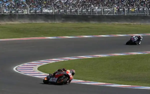 In Argentina Marquez cala il tris. Il campione del mondo vince ancora. Alle sue spalle Pedrosa beffa Lorenzo. Valentino Rossi quarto, Iannone sesto.