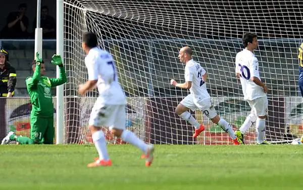 Partita emozionante e ricca di gol al Bentegodi, per la viola in gol Cuadrado, Borja Valero, Matri e due volte Aquilani. Sala, Toni e Iturbe per il Verona.