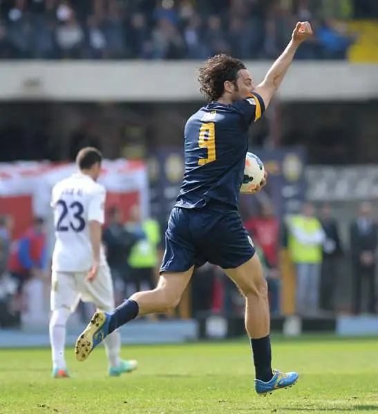Partita emozionante e ricca di gol al Bentegodi, per la viola in gol Cuadrado, Borja Valero, Matri e due volte Aquilani. Sala, Toni e Iturbe per il Verona.