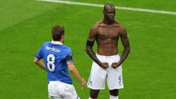 Cristiano Ronaldo non è stato il primo a denudarsi e mettersi in posa, ci aveva già pensato Balotelli contro la Germania agli Europei del 2012