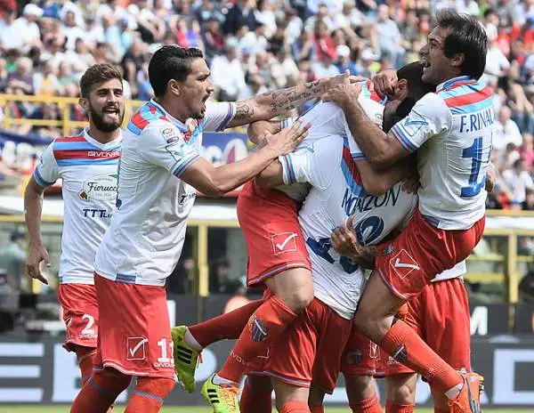 Il Catania espugna il Dallara con le reti di Monzon e Bergessio e trascina con se i rossoblu in Serie B. Di Morleo il gol del momentaneo pareggio del Bologna.