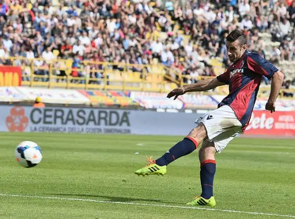 Il Catania espugna il Dallara con le reti di Monzon e Bergessio e trascina con se i rossoblu in Serie B. Di Morleo il gol del momentaneo pareggio del Bologna.