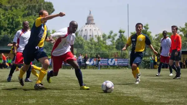 La grande festa del Collegio Urbano. L’1-0 finale sui tre volte campioni del Redemptoris Mater arriva su rigore. Poi si festeggia a ritmo di waka-waka.