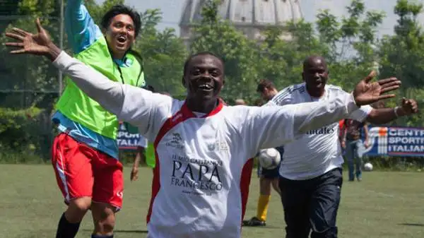 La grande festa del Collegio Urbano. L’1-0 finale sui tre volte campioni del Redemptoris Mater arriva su rigore. Poi si festeggia a ritmo di waka-waka.