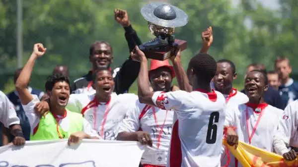 La grande festa del Collegio Urbano. L’1-0 finale sui tre volte campioni del Redemptoris Mater arriva su rigore. Poi si festeggia a ritmo di waka-waka.