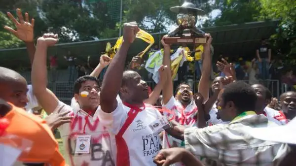 La grande festa del Collegio Urbano. L’1-0 finale sui tre volte campioni del Redemptoris Mater arriva su rigore. Poi si festeggia a ritmo di waka-waka.