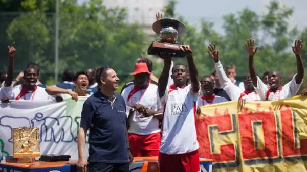 La grande festa del Collegio Urbano. L’1-0 finale sui tre volte campioni del Redemptoris Mater arriva su rigore. Poi si festeggia a ritmo di waka-waka.