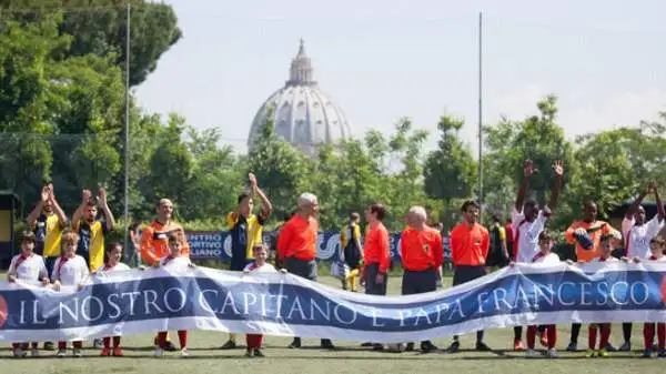 La grande festa del Collegio Urbano. L’1-0 finale sui tre volte campioni del Redemptoris Mater arriva su rigore. Poi si festeggia a ritmo di waka-waka.