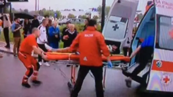 Dopo l'arrivo dell'ambulanza, uno spettatore, approfittando della confusione, ha raccolto borraccia e casco dello sfortunato corridore, allontanandosi dalla scena con consumata nonchalance.