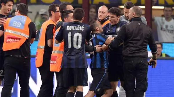 Al novantesimo, un invasore solitario viene fermato prima di poter raggiungere Zanetti, che dimostrando ancora una volta grande cuore lo accompagna fuori dal campo insieme agli steward.