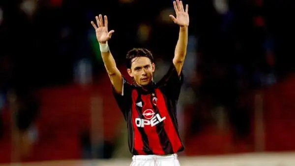 Nell'estate del 2001 si trasferisce al Milan, dove chiuderà la carriera da giocatore nel 2012.