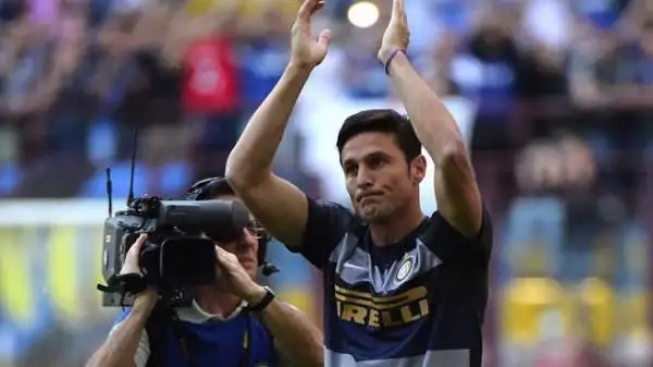 "Pupi" ha effettuato per l'ultima volta gli esercizi di rito con i compagni visibilmente emozionato.
