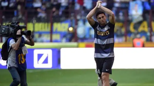 Sul maxischermo di San Siro, alcuni grandi della storia dell'Inter e qualche tifoso hanno voluto omaggiare Pupi: da Mourinho a Roberto Baggio, oltre a Fiorello, Messi, Cordoba, Cambiasso e Moratti.