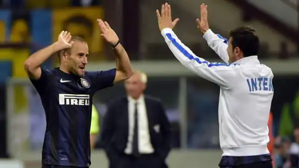 Palacio dopo aver segnato il gol del momentaneo 1-1 è subito corso in panchina ad abbracciarlo.