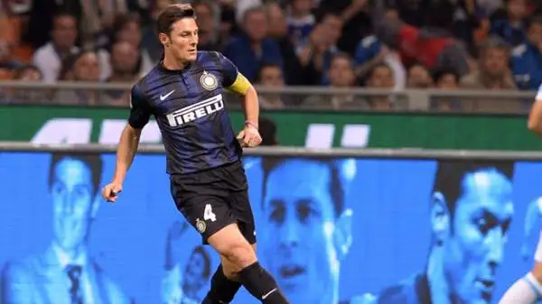 Un paio di sgroppate alla vecchia maniera sulla fascia accendono San Siro, che poi riserva un grandissimo applauso anche a Milito.