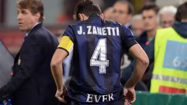 Una maglia speciale: numero 4 con scritto sotto "ever" (per sempre).