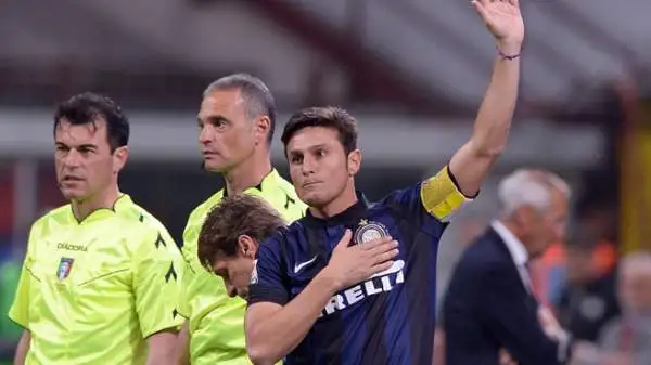 Zanetti, che già prima dell'intervallo aveva scatenato un boato iniziando a scaldarsi, ha accelerato la sua preparazione e al 52' è subentrato al posto di Jonathan.