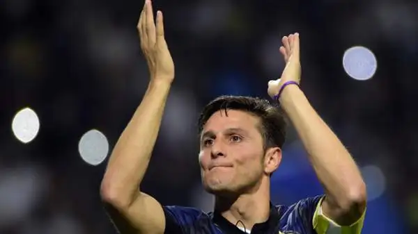 "Grazie a tutti, siete meravigliosi. Ho giurato, quando sono arrivato all'Inter, di onorare e difendere questa maglia. Ho imparato ad amarla e l'amerò per sempre".