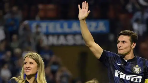 Zanetti ha raggiunto il centro del campo con la famiglia e ha salutato tutti, trattenendo a stento le lacrime, prima di chiamare accanto a sè Samuel, Milito, Cambiasso e Castellazzi.