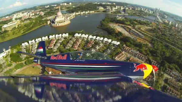 Grande spettacolo nella terza tappa stagionale del Red Bull Air Race a Putrajaya.