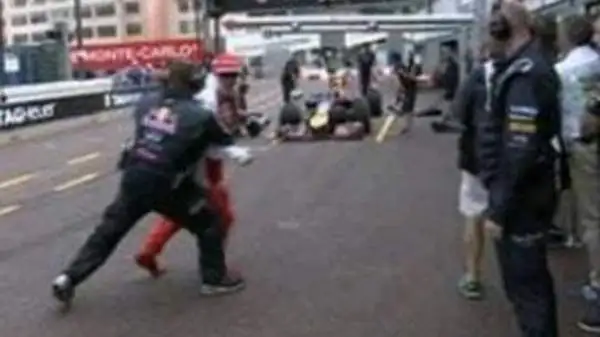 Il finlandese, appiedato a causa di un problema alla scatola del cambio della sua Ferrari F14 T, bighellonava davanti ai box della scuderia austriaca.