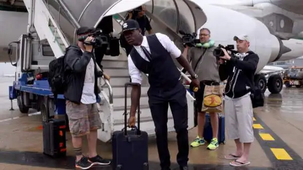 Mario Balotelli si è tinto i capelli dopo l'eliminazione dai Mondiali. Al rientro in Italia si è presentato con la cresta bionda.