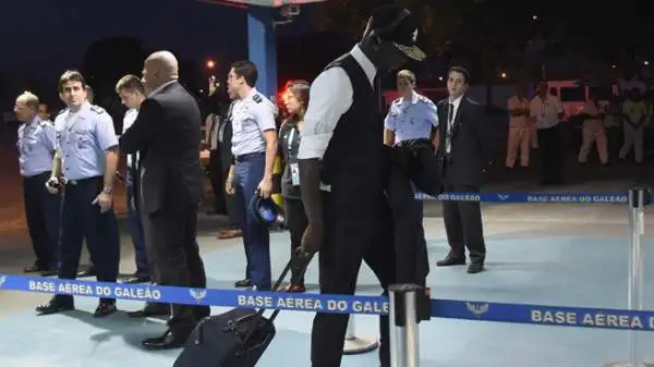 Mario Balotelli si è tinto i capelli dopo l'eliminazione dai Mondiali. Al rientro in Italia si è presentato con la cresta bionda.