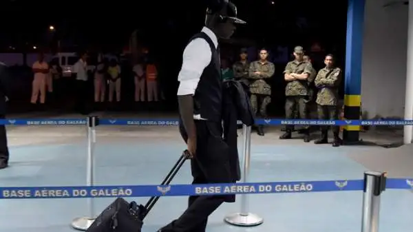Mario Balotelli si è tinto i capelli dopo l'eliminazione dai Mondiali. Al rientro in Italia si è presentato con la cresta bionda.