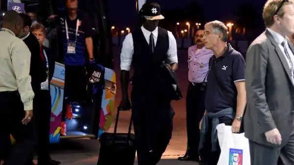 Mario Balotelli si è tinto i capelli dopo l'eliminazione dai Mondiali. Al rientro in Italia si è presentato con la cresta bionda.